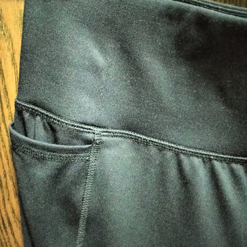 LIKE NEW Livi For Lane Bryant Wicking Capri - Picture 3 of 7